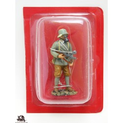 Figure Hachette German infantryman 1918
