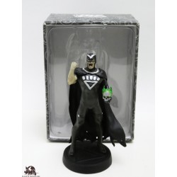 Figura de musgo de águila de mano negra de DC Comics