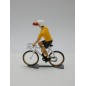 La estatuilla CBG Mignot Ciclista del Tour de France Jersey Amarillo bebiendo su lata